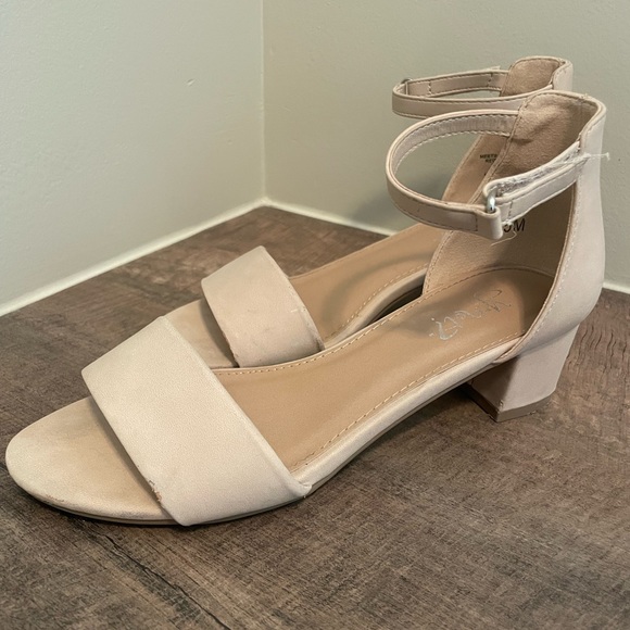 Nude Heels size 3.5 - Picture 2 of 6